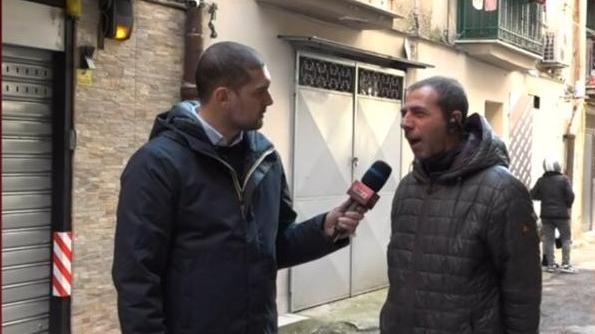 Sossio intervistato dall'inviato di Ore 14 (foto Raiplay)