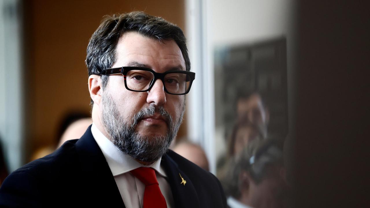 Palo sui binari della Sassari-Porto Torres, Matteo Salvini: «Altro episodio anomalo, massima attenzione»