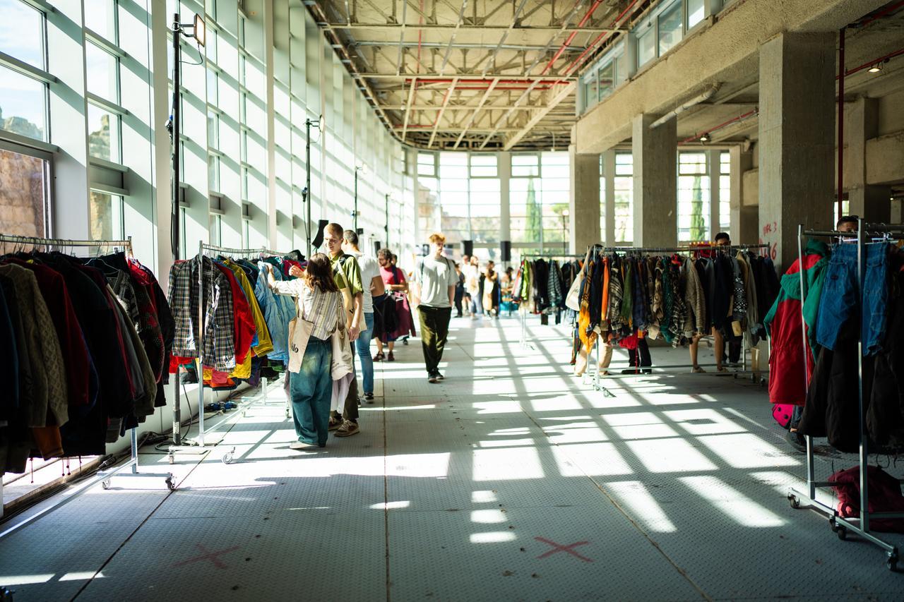 Vinokilo arriva a Reggio Emilia: è la vendita di abiti vintage al kilo più famosa d’Europa