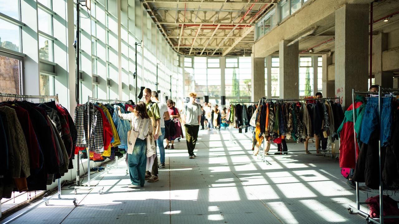 Vinokilo arriva a Reggio Emilia: è la vendita di abiti vintage al kilo più famosa d’Europa