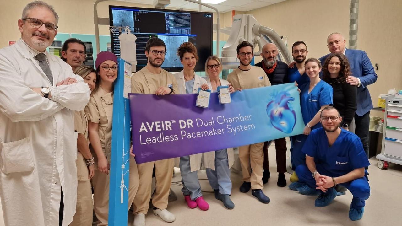 Il team dell'ospedale di Livorno che ha impiantato il pacemaker