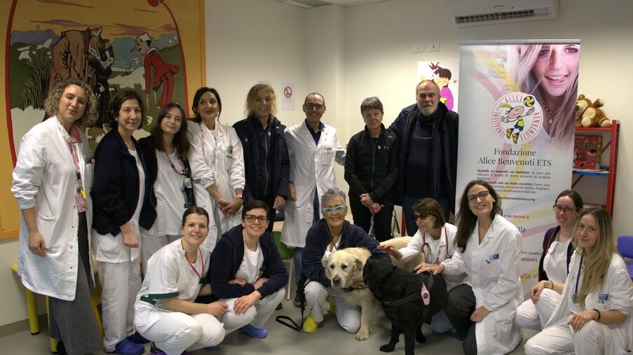 Lucca, India e Achille arrivano in corsia per giocare con i piccoli pazienti