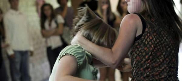 Attirano una 15enne in trappola e la prendono a botte: choc a Sassari