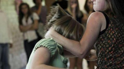 Attirano una 15enne in trappola e la prendono a botte: choc a Sassari