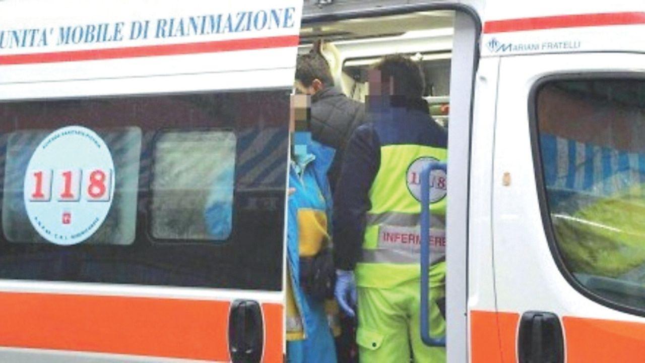 
	L'uomo &egrave; stato soccorso dal personale del 118 (Foto di repertorio)

