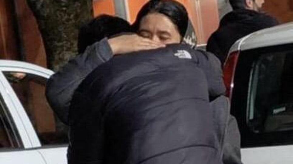 L'abbraccio tra mamma e figlio