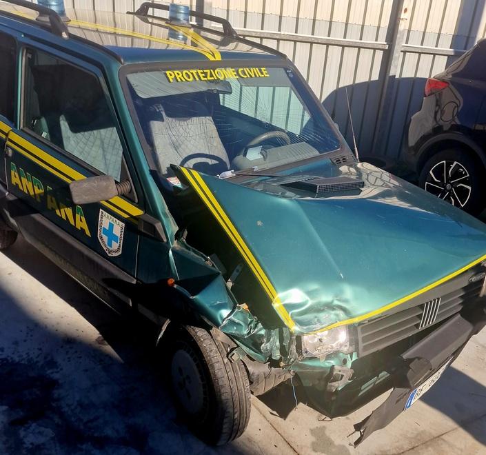 
	La Panda dell'Anpana danneggiata dopo l'incidente

