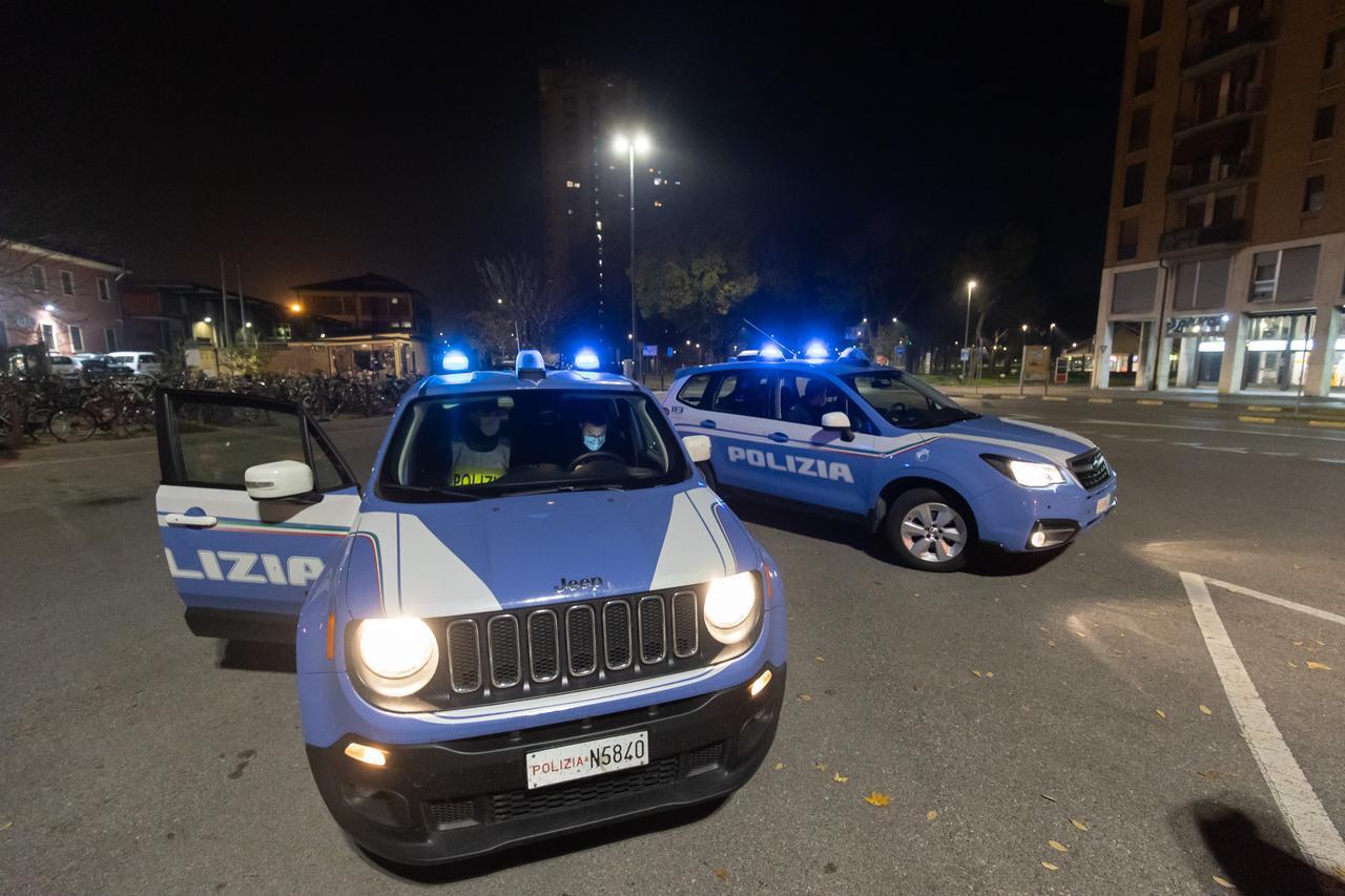 Ferrara, rompe il vetro di un’auto e ruba delle scarpe