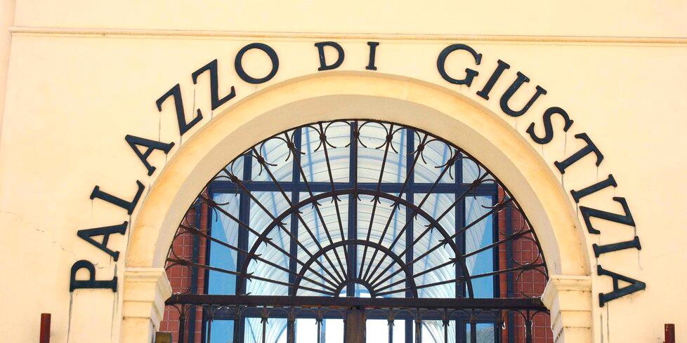 Ferrara, baci a un bimbo durante un pranzo: a processo per violenza sessuale<br type="_moz" />
