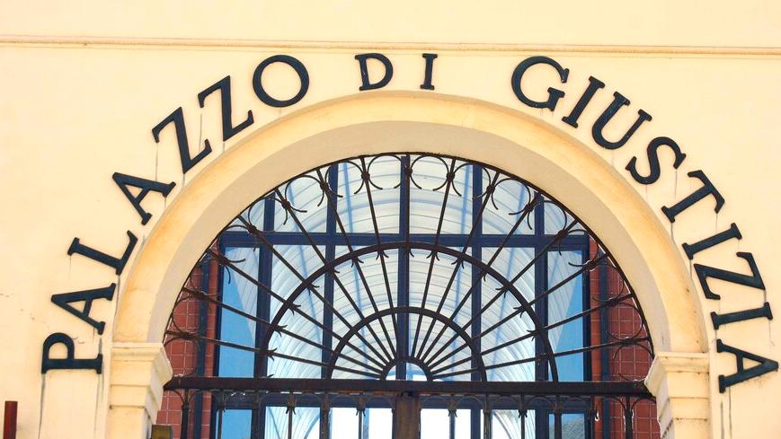 Ferrara, baci a un bimbo durante un pranzo: a processo per violenza sessuale<br type="_moz" />