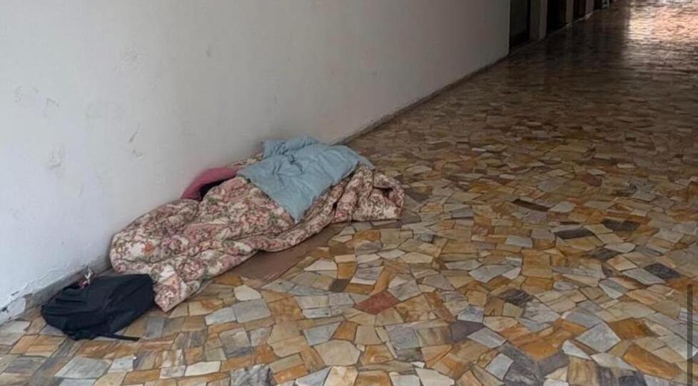 Cecina, accampata da mesi sotto la galleria: «È già stato emesso il daspo urbano»<br>
