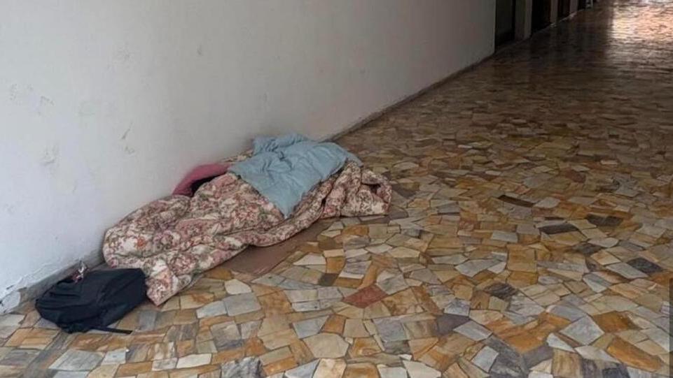 Cecina, accampata da mesi sotto la galleria: «È già stato emesso il daspo urbano»<br>