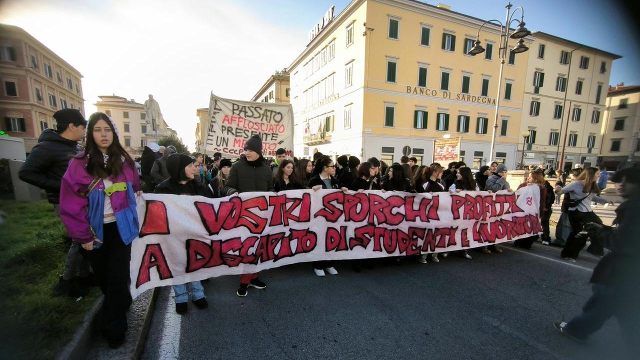 Livorno, corteo studentesco di protesta contro la “scuola che crolla”