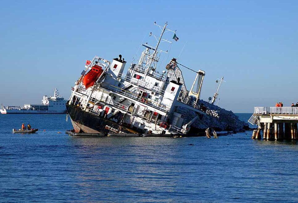 Nave incagliata a Marina di Massa, ore decisive per il sì al piano di svuotamento: le condizioni necessarie e il tipo di intervento