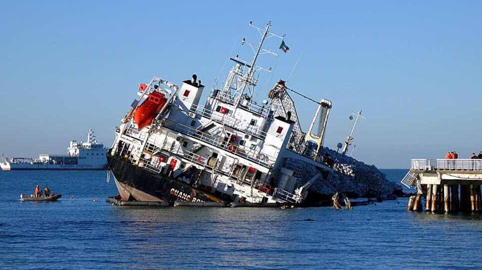 Nave incagliata a Marina di Massa, ore decisive per il sì al piano di svuotamento: le condizioni necessarie e il tipo di intervento