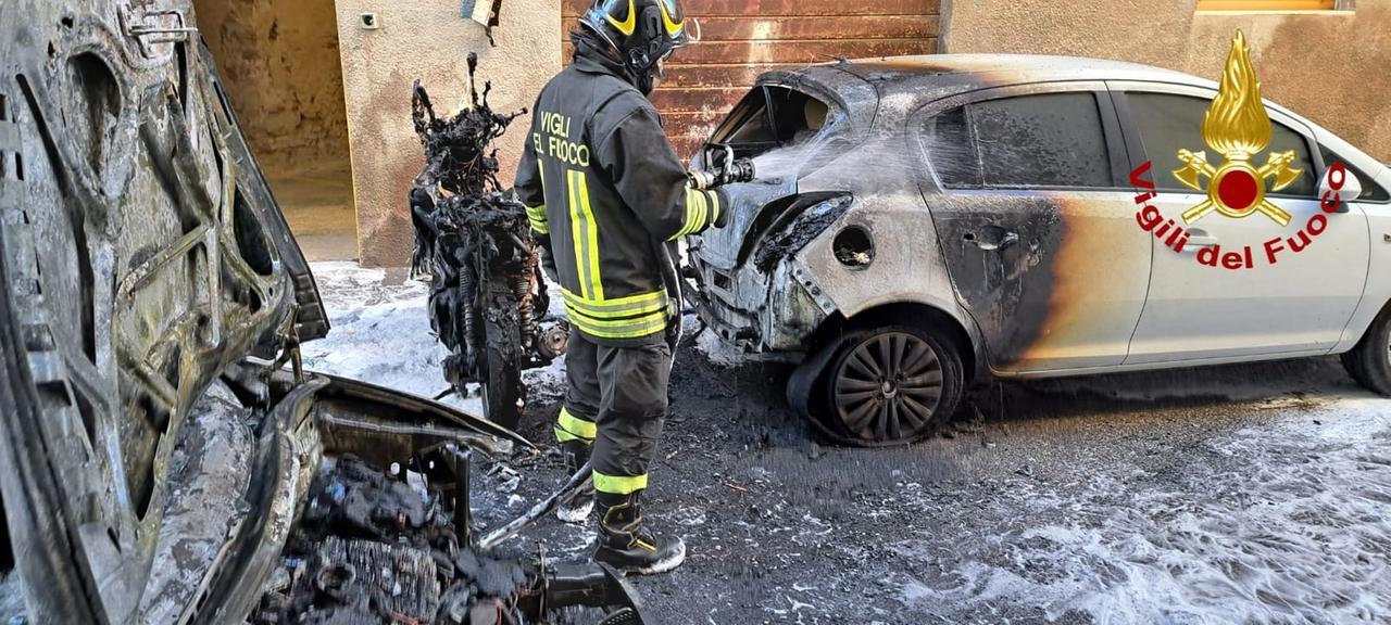 Livorno, auto a fuoco sul Pontino: conducente in ospedale sotto choc