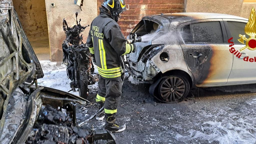 Livorno, auto a fuoco sul Pontino: conducente in ospedale sotto choc