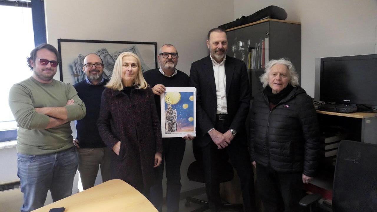 La redazione del Tirreno di Viareggio insieme al direttore Cristiano Meoni e Gionata Francesconi