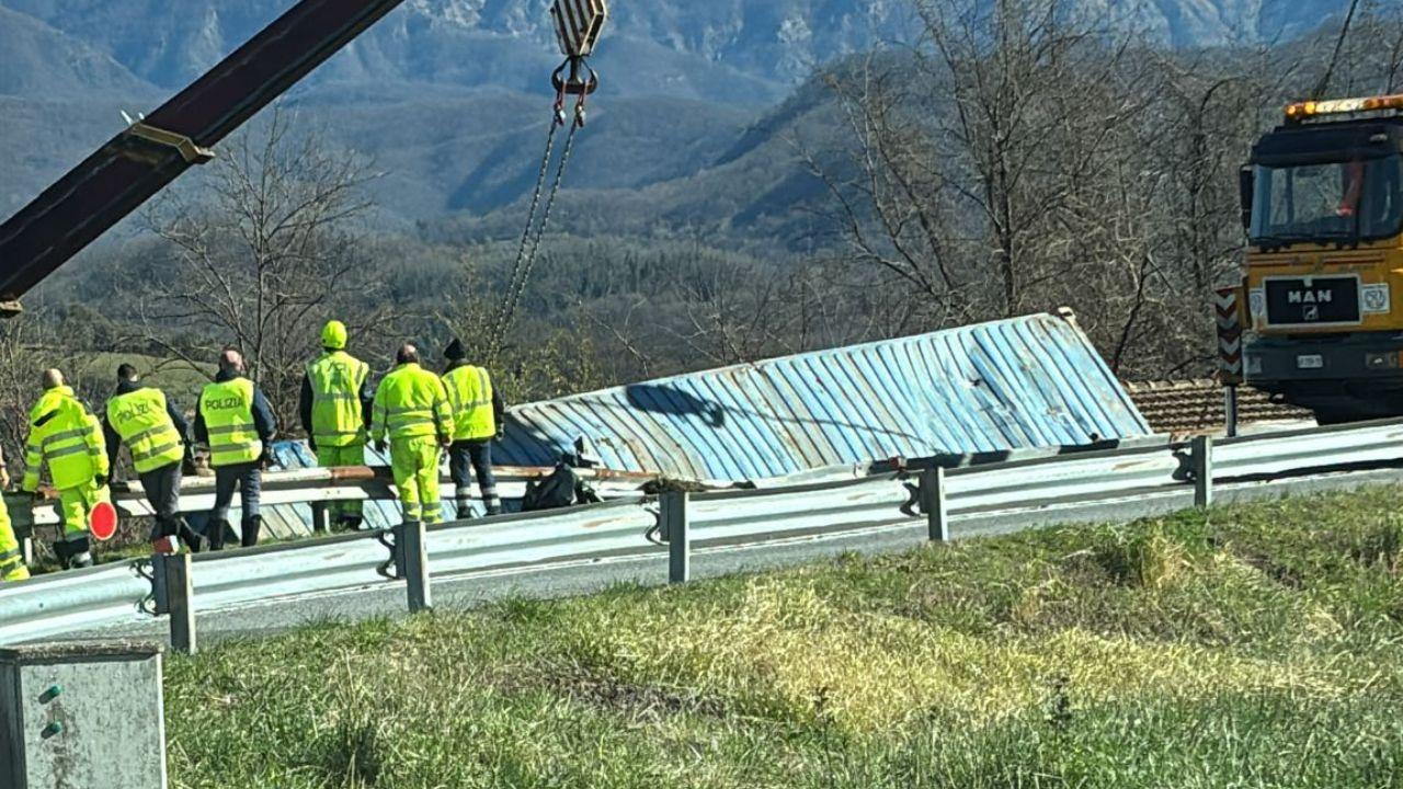 Il camion ribaltato a Pontremoli