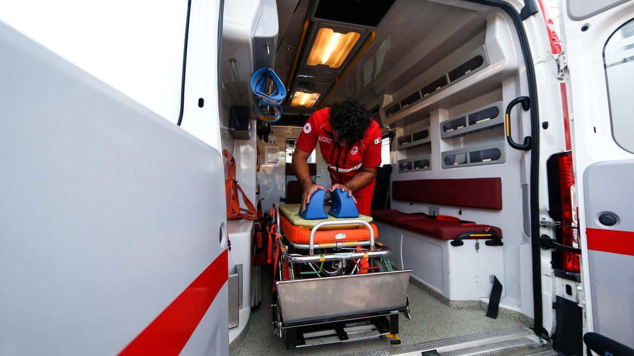 Bimbo di 6 anni muore in casa, la madre prima chiama il 118 poi annulla la richiesta