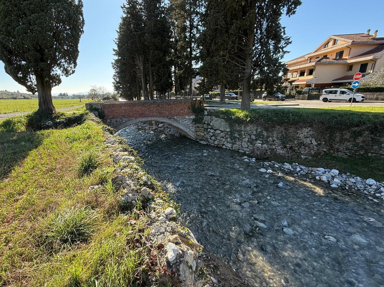 
	Il ponticino sul torrente Bagnolo che deve essere abbattuto (foto Nucci)

