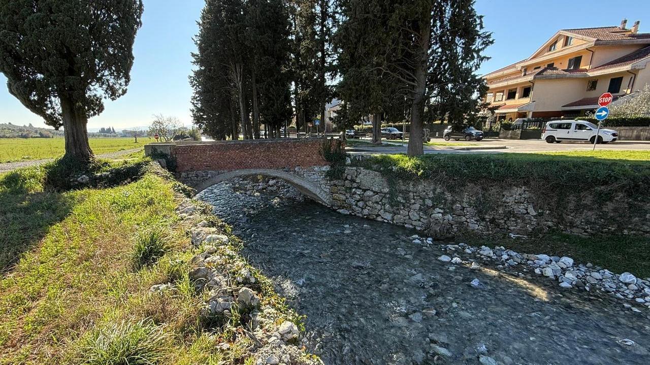 Il ponticino sul torrente Bagnolo che deve essere abbattuto (foto Nucci)