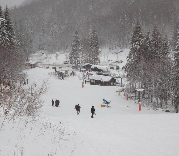 Abetone e una pratica pericolosa: «Gli sci alpinisti in pista durante la manutenzione serale»