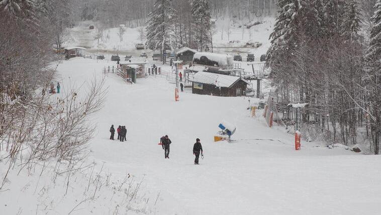 Abetone e una pratica pericolosa: «Gli sci alpinisti in pista durante la manutenzione serale»