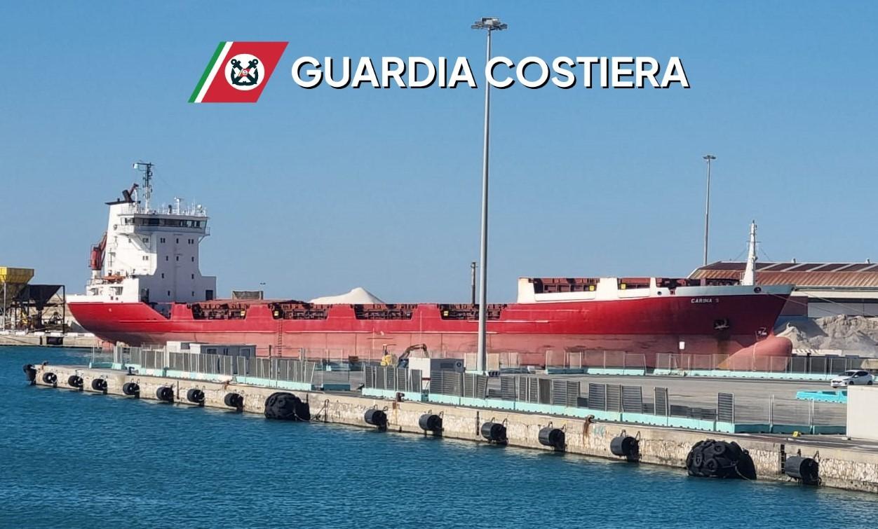 
	La nave fermata in porto


