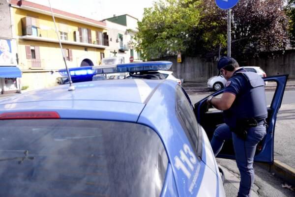Aggredisce a martellate due poliziotti nell’area di servizio a Ivrea: agente spara