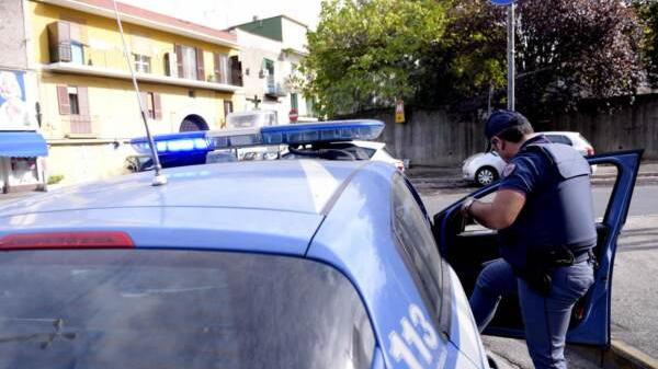 Aggredisce a martellate due poliziotti nell’area di servizio a Ivrea: agente spara