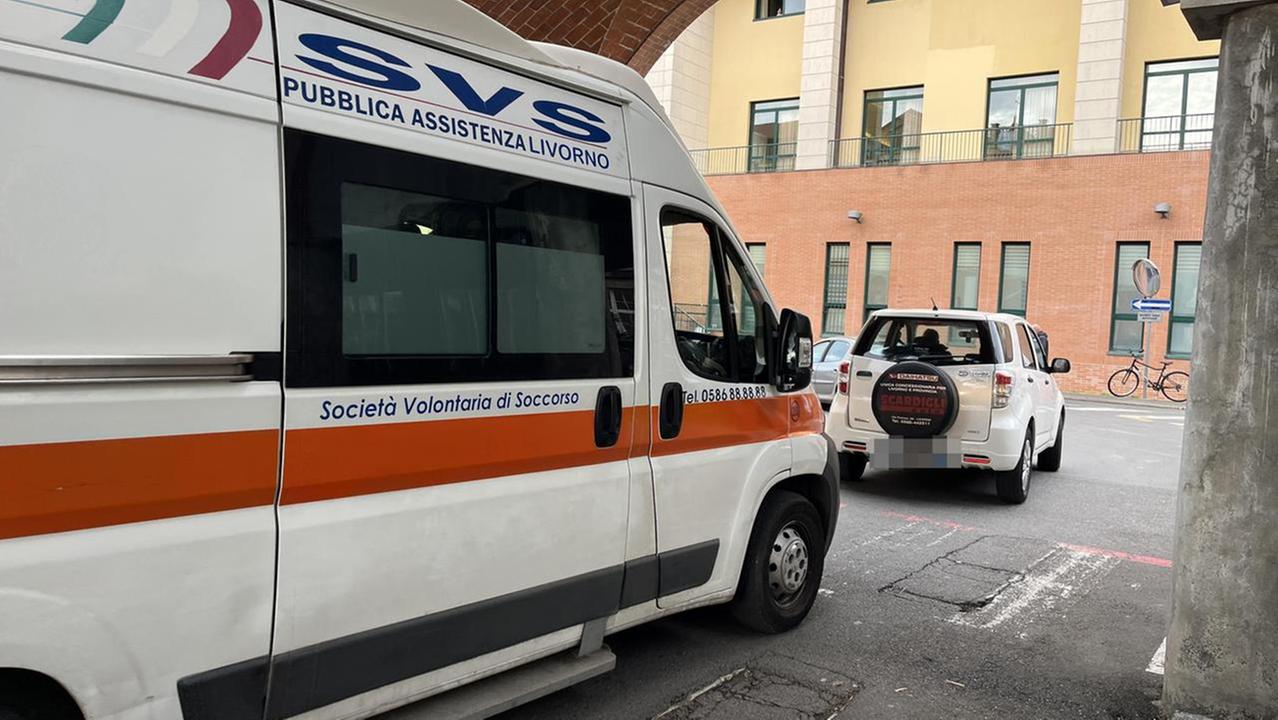 Un'ambulanza della Svs in arrivo al pronto soccorso (foto d'archivio)
