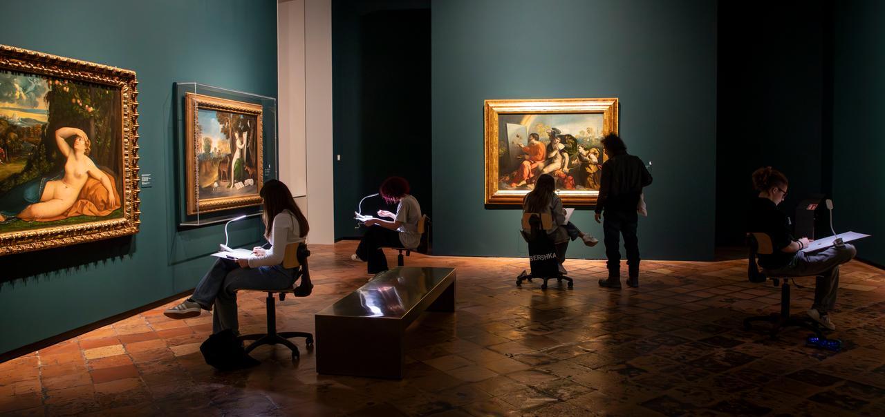 Gli studenti del Dosso Dossi dipingono in mostra le opere a Palazzo dei Diamanti