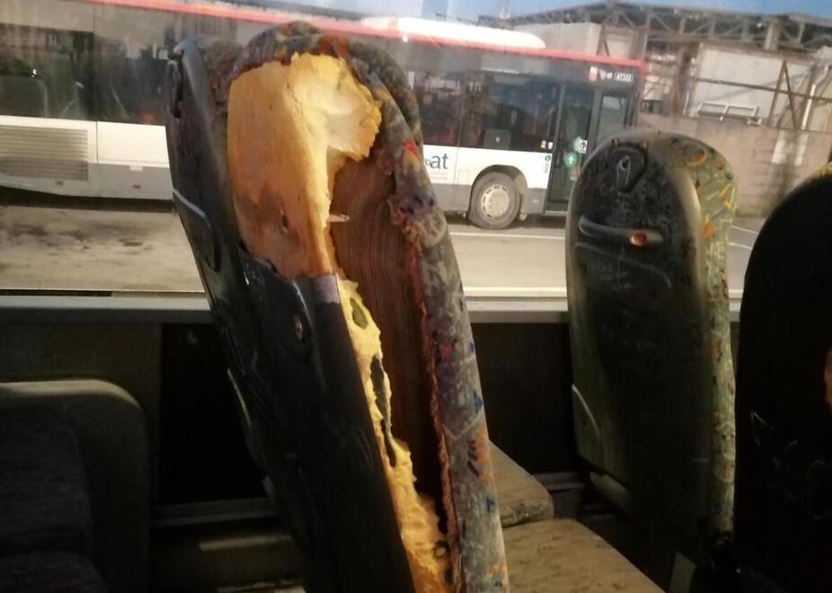 
	Il sedile squarciato sul bus da Pontedera a San Miniato

