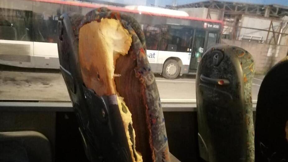 Il sedile squarciato sul bus da Pontedera a San Miniato