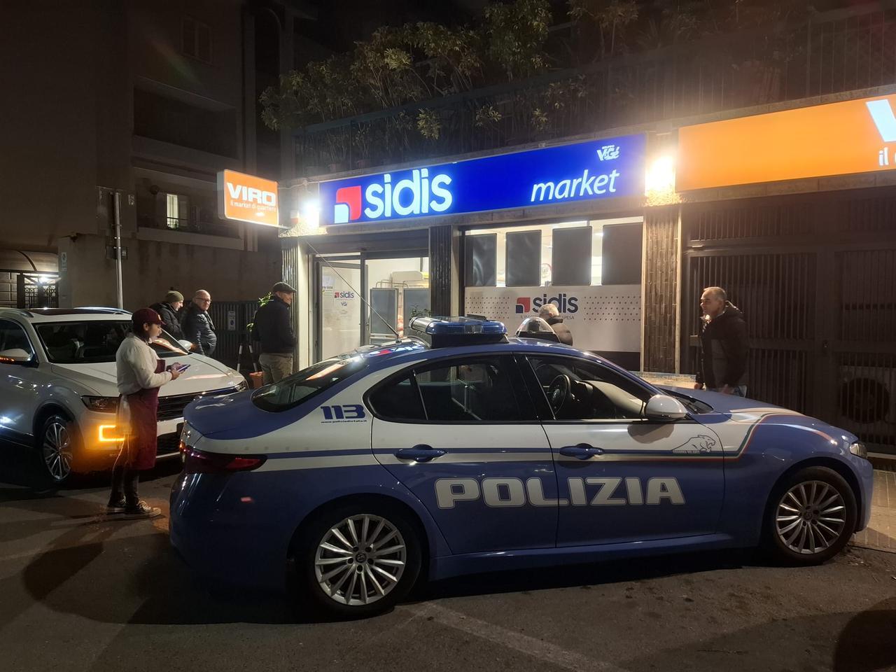 Entra con la pistola nel market a Sassari e fugge con l’incasso