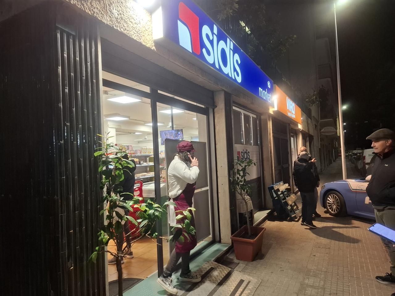 La commessa rapinata a Sassari: «Mi ha puntato la pistola»