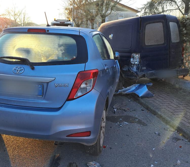 Codigoro, auto fuori controllo centra un furgone e i tubi del gas