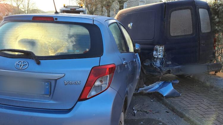 Codigoro, auto fuori controllo centra un furgone e i tubi del gas