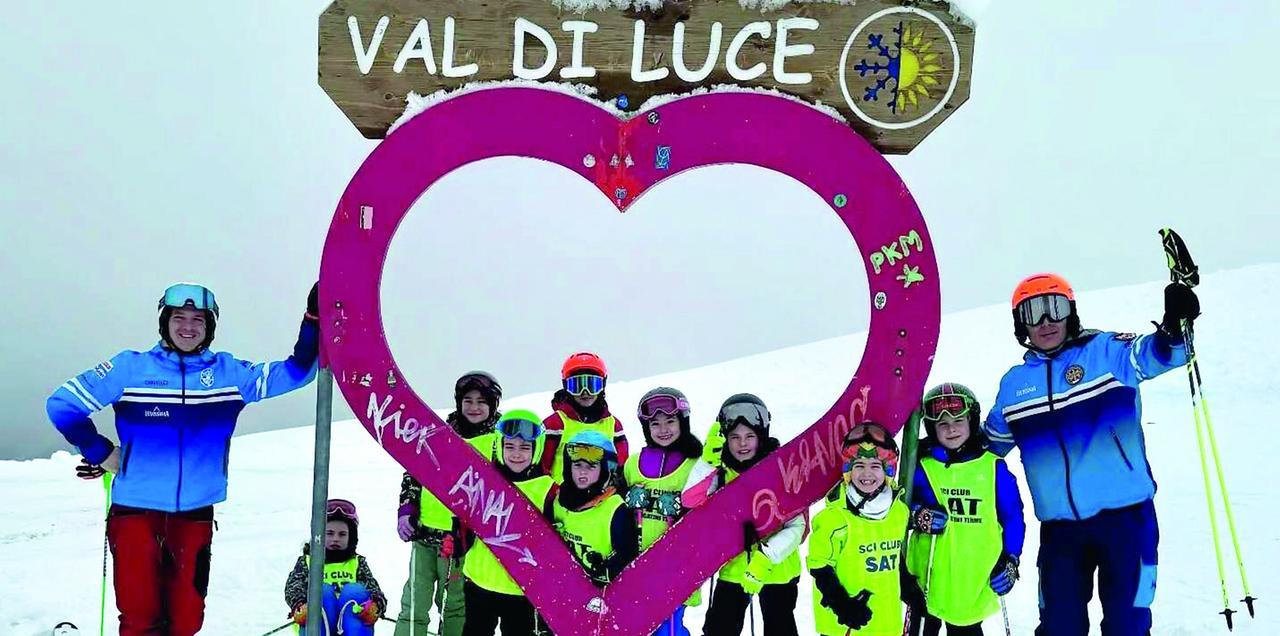 
	Piccoli sciatori e i loro maestri in Val Di Luce

