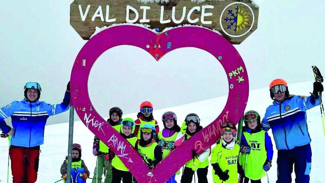 Piccoli sciatori e i loro maestri in Val Di Luce