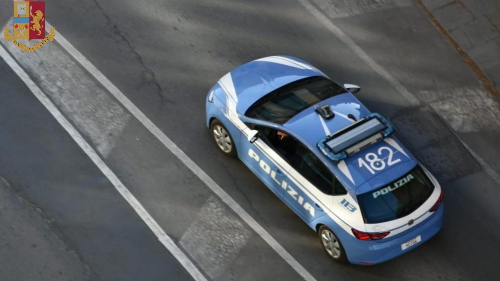 Gli agenti hanno scortato l'arbitro dopo la partita