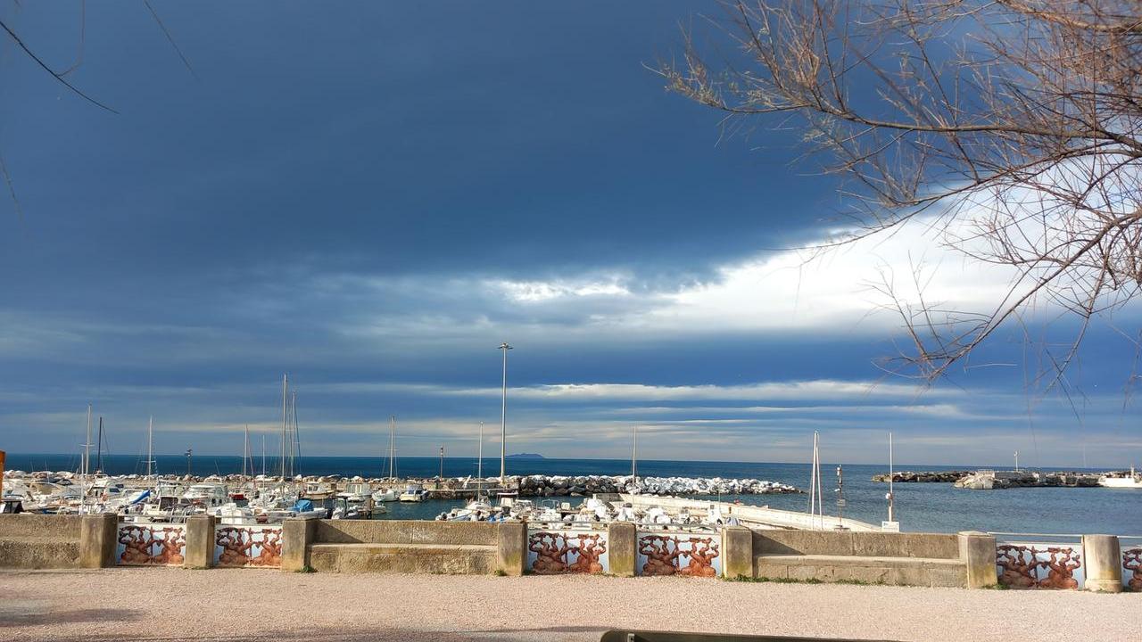 Livorno, il vento dipinge cielo e mare. Grazie a Cristina Baiocchi