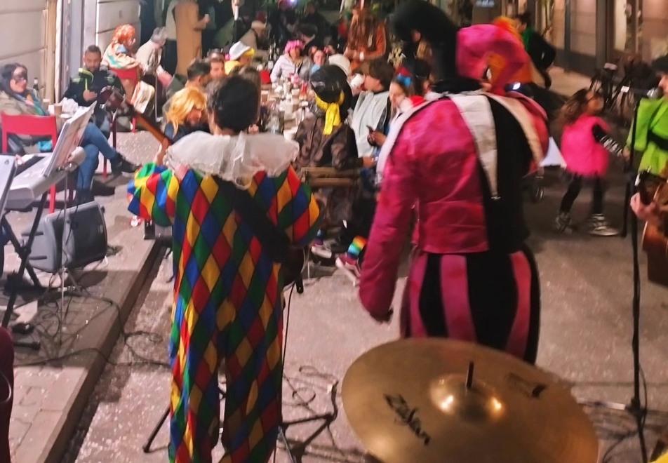 
	Festa di Carnevale in via Battisti grazie alla proposta del bar enoteca H2NO

