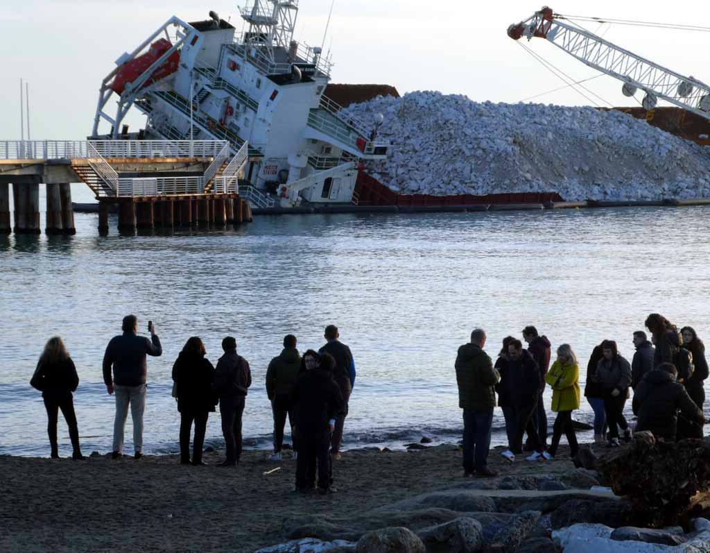 
	Curiosi e foto ricordo di fronte alla nave incagliata

