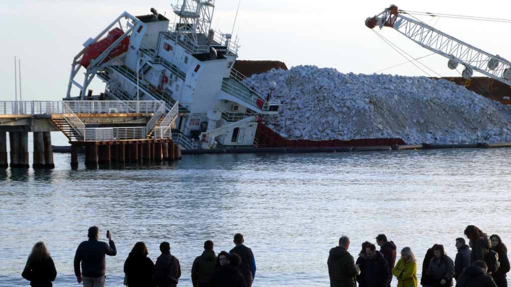 Curiosi e foto ricordo di fronte alla nave incagliata