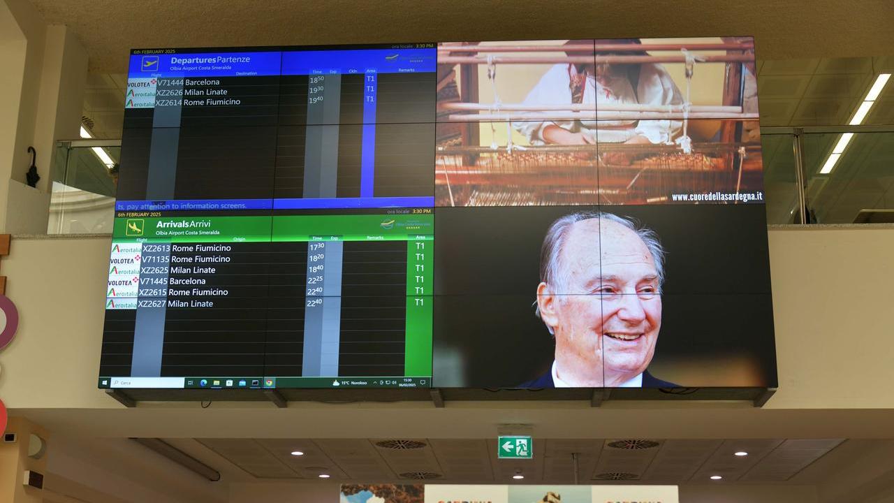 Olbia gli schermi dell'aeroporto Costa Smeralda con il volto del principe Karim Aga Khan