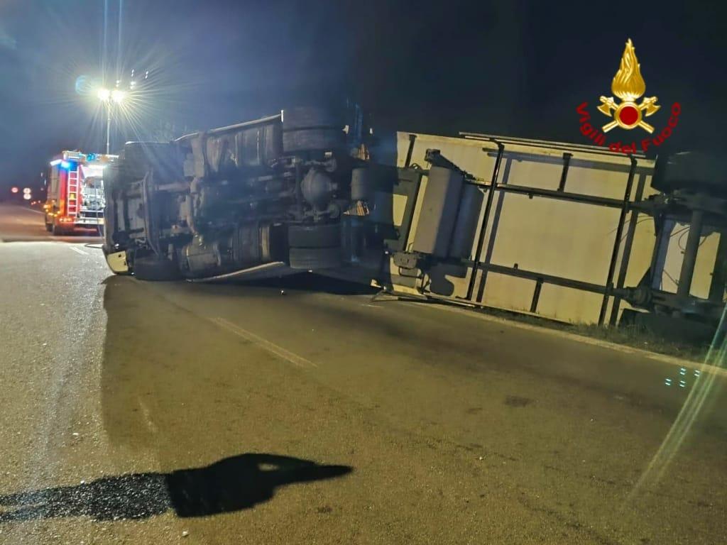Tir si ribalta sulla 131, traffico a rilento