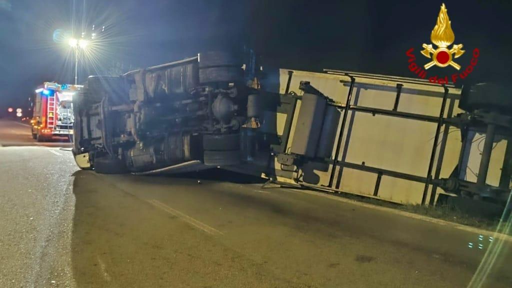 Tir si ribalta sulla 131, traffico a rilento