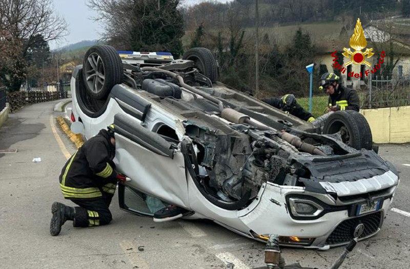 Auto si rovescia in strada, dentro mamma e bimbo